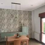 Frente de salón empapelado